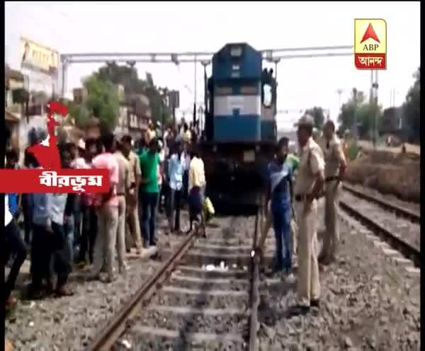  মালদা-হাওড়া ইন্টারসিটি এক্সপ্রেসের ইঞ্জিন বিকল, বিক্ষোভ যাত্রীদের