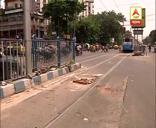  টালিগঞ্জ ফাঁড়ির কাছে দেশপ্রাণ শাসমল রোডে ট্রামলাইনে ধস, বসে যায় পাশের রাস্তাও