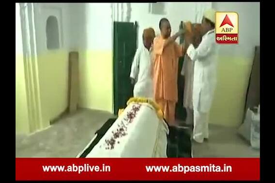 Yogi Adityanath Refuses to Wear Karakul Cap at Sant Kabir\'s Mausoleum
