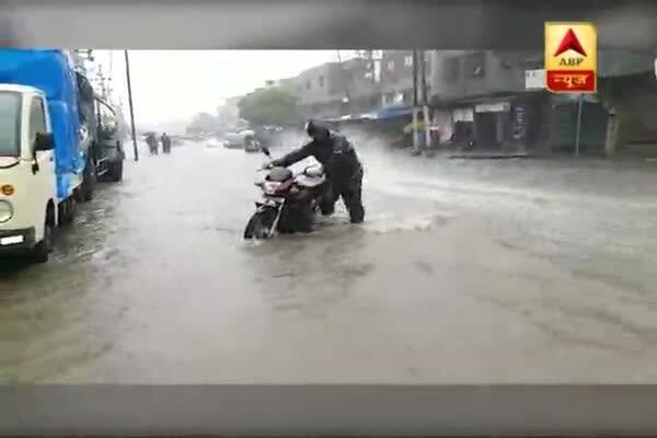  মহারাষ্ট্রে ভারী বৃষ্টি, ভিওয়ান্ডির রাস্তা এখন নদীর রূপ ধারণ করেছে