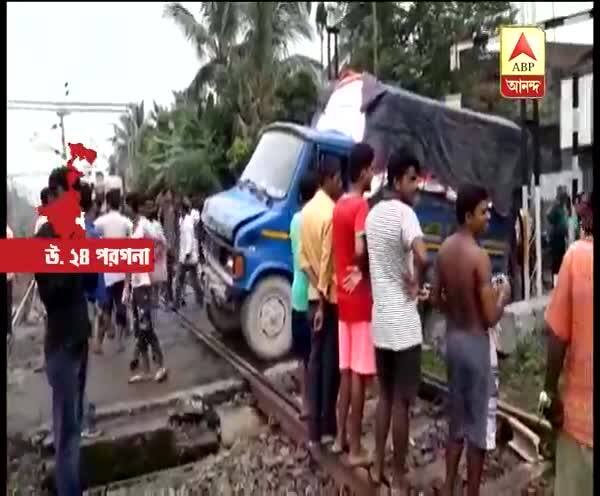  সোদপুর ও আগরপাড়া স্টেশনের মাঝে রেললাইনের ওপর বিকল সিমেন্ট বোঝাই ম্যাটাডোর, এর জেরে ব্যাহত ট্রেন চলাচল