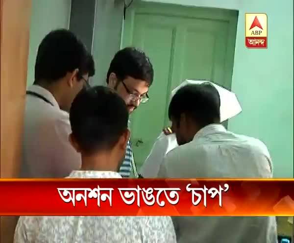  মেডিক্যাল কলেজে অব্যাহত অনশন, অভিভাবকদের উপর চাপ সৃষ্টির অভিযোগ