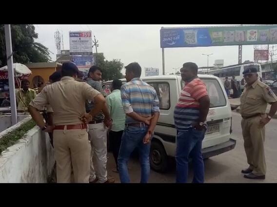 મહેસાણાઃ કેશવાનમાંથી 23 લાખ રૂપિયા ભરેલા થેલાની લૂંટ, જુઓ વીડિયો