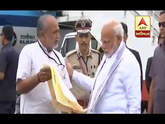 સુરત ભાજપ પ્રમુખે PM મોદીને બતાવેલી આ થેલી છે બહુ કામની, જાણો વિગત