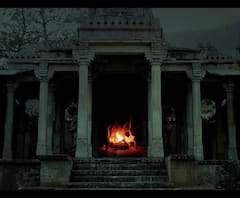 কে ওখানে- শিবভক্ত আত্মা। মৃত্যুর পরেও প্রতি রাতে অশরীরী এসে পুজো দেয় উত্তর প্রদেশের এই শিবমন্দিরে। 