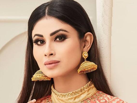 Mouni Roy meets Sadh Guru to take blessings for her debut film 'Gold'