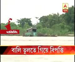 মহানন্দা নদী থেকে বালি তোলার সময় আটকে পড়া ৫ জনকে উদ্ধার