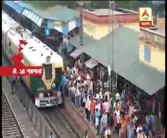 দুষ্কৃতীদের হাতে ‘নিগ্রহ’, প্রতিবাদে বিক্ষোভ নিত্যযাত্রীদের, একঘণ্টা রেল অবরোধ, ৯টি লোকাল ট্রেন বাতিল