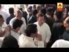 भोपाल: रोड शो के दौरान बस से उतर गए राहुल गांधी, समोसा खाया, चाय पी और समर्थकों के साथ ली सेल्फी