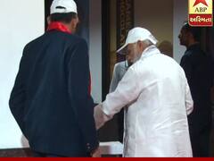 વડાપ્રધાન મોદીએ અમુલના અધિકારીને ઈશારો કરીને માંગી કેપ, કેપ પહેરવા જતાં શું થયું? જુઓ વીડિયો