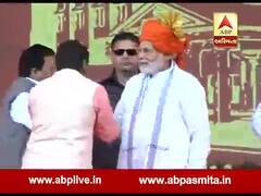 નરેન્દ્ર મોદીએ પોતાને પગે પડેલા ભાજપના ક્યાં નેતાને પ્રેમથી માર્યો ઘુંબો? જુઓ વીડિયો