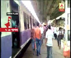 বনধ সমর্থনকারীরা সকালে লক্ষীকান্তপুর লাইনে ট্রেন আটকানোর চেষ্টা করে