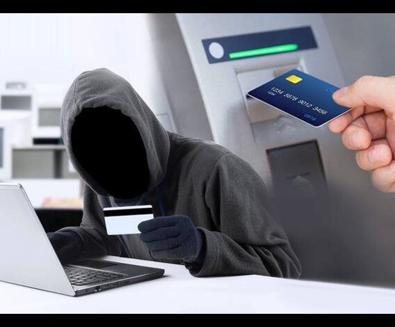 আদৌ নিরাপদ নয় আপনার পকেটের ডেবিট, ক্রেডিট কার্ড, নিমেষেই গোপন তথ্য পেয়ে যেতে পারে জালিয়াতদের হাতে, নয়া প্রযুক্তির আড়ালে বড় বিপদের ভয়।