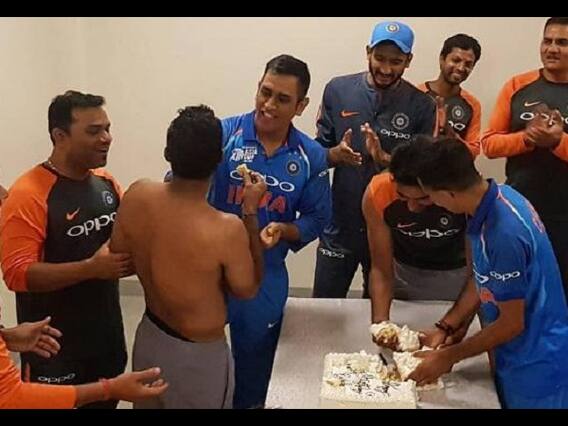 દુબઈમાં ટીમ ઈન્ડિયાના આ ‘બર્થ-ડે બોય’નાં કપડાં કાઢીને ધોની સહિતના ક્રિકેટરોએ કેવી રીતે ઉજવ્યો બર્થ ડે? જુઓ વીડિયો