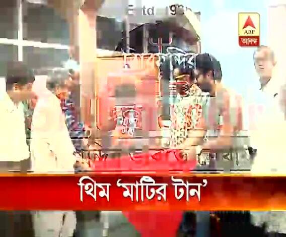  ৮২ বছরের দুর্গাপুজোয় শিবমন্দিরের থিম ‘মাটির টানে’