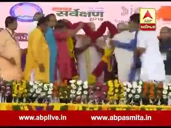 મોદીને હાર પહેરાવવા જતા ભાજપના નેતા ગબડી પડતા મોદી પણ હસવા લાગ્યા, જુઓ વીડિયો 
