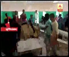 মুর্শিদাবাদের হরিহরপাড়ার হাজি এ কে খান কলেজে অধ্যাপকদের আটকে রেখে ক্লাসরুমে তাণ্ডব, বিক্ষোভ, ভাঙচুর, আগুন