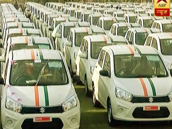 गुजरात: डायमंड कंपनी के मालिक सावजीभाई डोलकिया ने 600 कर्मचारियों को गिफ्ट की कार