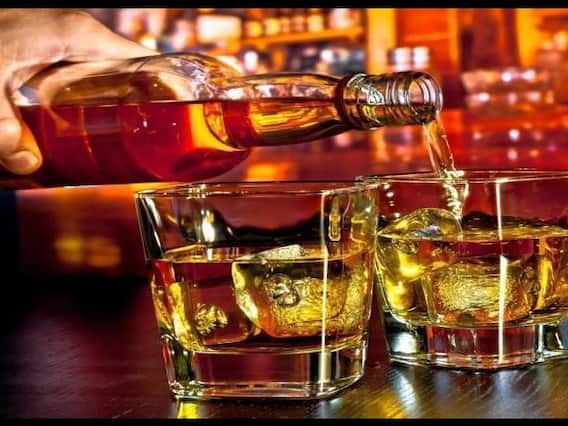 शराब के महामुकाबले वाले इश्तेहार का वायरल सच