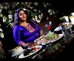 গায়িকা জোজো কিন্তু বেশ খাদ্যরসিক, তাঁর কাছে পুজো মানেই পেট পুজো, গানের সঙ্গে খাওয়াদাওয়ায় মাতলেন জোজো