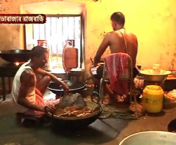 শারদ আনন্দ: শোভাবাজার রাজবাড়িতে পুজোর চারদিনই মা-কে ভোগ দেওয়া হয়, রাজবাড়ির হেঁশেলে তৈরি হয় নানারকম নোনতা এবং মেঠাই