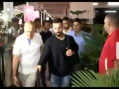 કોહલી એરપોર્ટ પરથી બહાર આવતાં લોકોએ શું પાડી બૂમો, કોહલીએ શું કર્યું? જુઓ વીડિયો