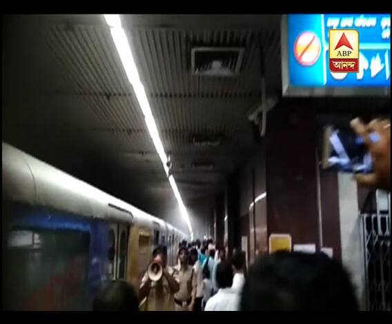 পাতাল পথে ফের আগুন-আতঙ্ক। সেন্ট্রাল স্টেশনে মেট্রোর রেকের নীচ থেকে ধোঁয়া, আতঙ্কে যাত্রীদের হুড়োহুড়ি