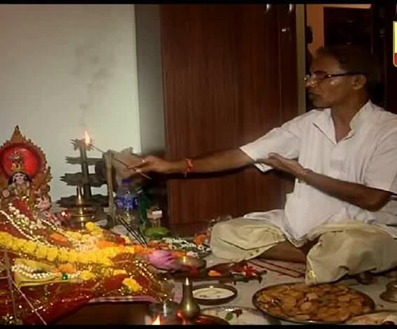 সাধারণ গৃহস্থ থেকে সেলিব্রিটির পরিবার, কোজাগরী লক্ষ্মী পুজোয় সর্বত্র চলেছে ধনদেবীর বন্দনা