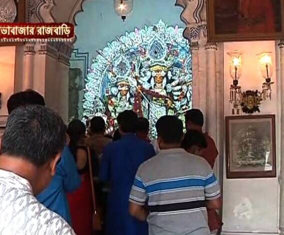 আজ মহাষ্টমী। পুষ্পাঞ্জলি, মন্ত্র উচ্চারণ, সন্ধিপুজোর মাধ্যমে উত্সবের আনন্দ চেটেপুটে নিচ্ছে মানুষ