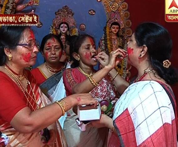 শারদ আনন্দ: মহিলা-পরিচালিত রাজডাঙা সেক্টর ই আবাসনের সিঁদুর খেলার ছবি