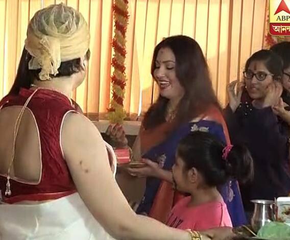 শারদ আনন্দ: বাড়ির পুজোয় সিঁদুর খেলায় মেতে উঠলেন অভিনেত্রী ইন্দ্রাণী দত্ত