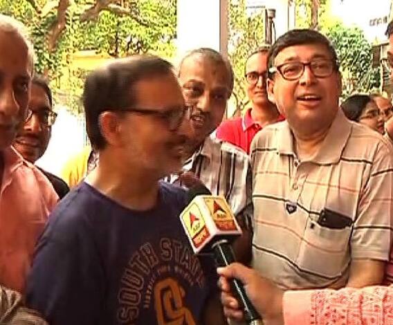 শারদ আনন্দ:দশমীতে শহরজুড়ে দোকানে দোকানে মিষ্টি কেনার ধুম