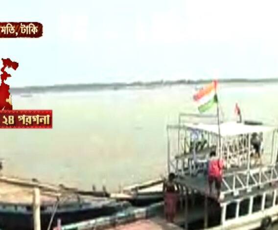 শারদ আনন্দ: এপারে টাকি, ওপারে বাংলাদেশের সাতক্ষীরা, মাঝে ইছামতীর বুকে প্রতিমা নিরঞ্জন দেখতে দু’পাড়ে ভিড় মানুষের