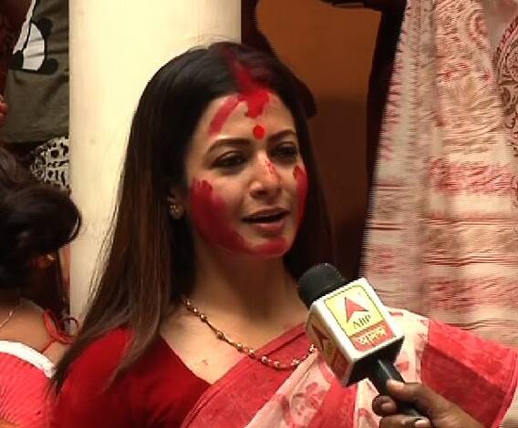 মল্লিকবাড়ির সিঁদুর খেলায় মেতে উঠলেন অভিনেত্রী কোয়েল