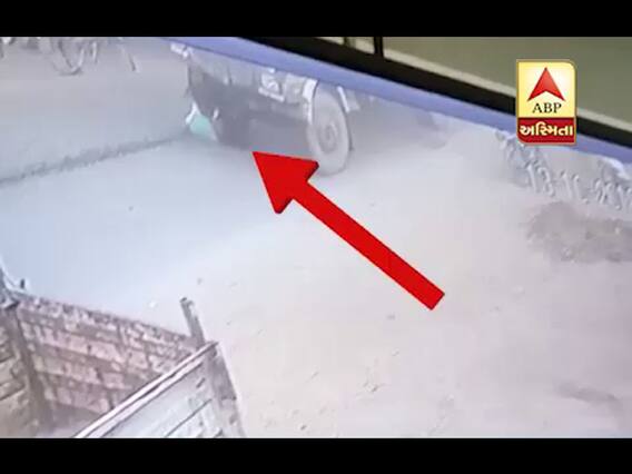 વડોદરાઃ સામેથી આવતાં ટ્રકના ટાયર નીચે કેવી રીતે આવી ગયો બાઇક સવાર પરિવાર? જુઓ LIVE VIDEO