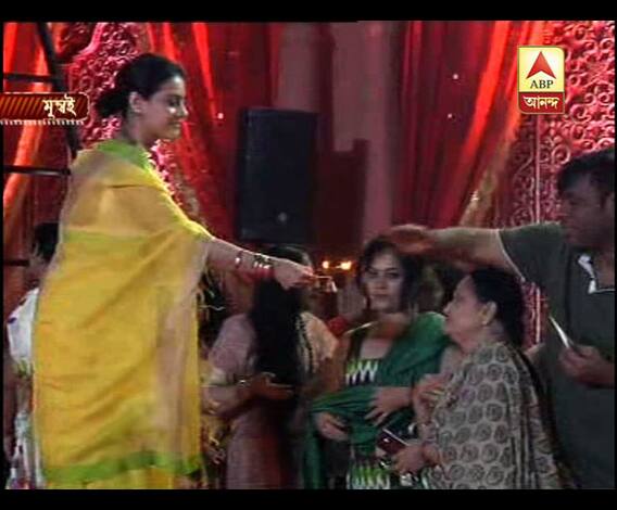 মুম্বইয়ে মুখোপাধ্যায় বাড়ির পুজোয় হাজির কাজল, দেখুন