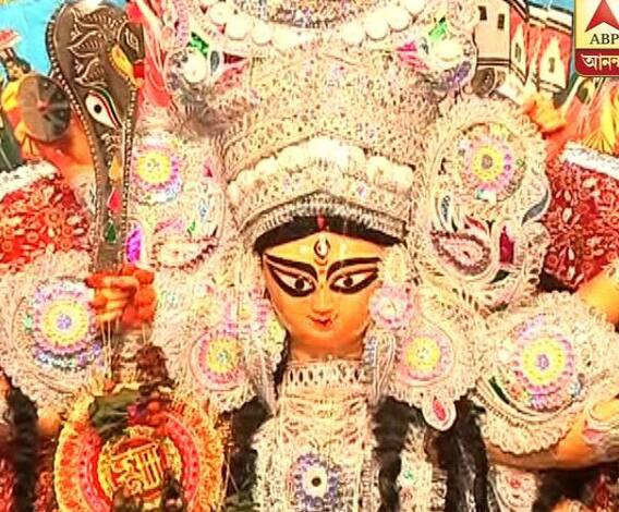 দশমীতে সিঁদুর খেলা চলছে দিল্লির চিত্তরঞ্জন পার্কে। একইভাবে দেবীকে বিদায় জানাচ্ছেন মুর্শিদাবাদের কাশিম বাজার রাজবাড়ির সদস্যরা