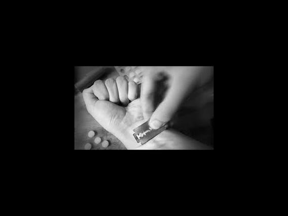 વડોદરામાં તબીબે વ્યાજખોરોના ત્રાસથી કર્યો અાપઘાતનો પ્રયાસ ,જુઓ વીડિયો