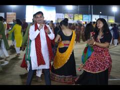 પરેશ ધાનાણી ગાંધીનગરમાં ગરબે ઘૂમ્યા, તેમની સાથે ગરબા રમનાર યુવતી કોણ? જુઓ વીડિયો