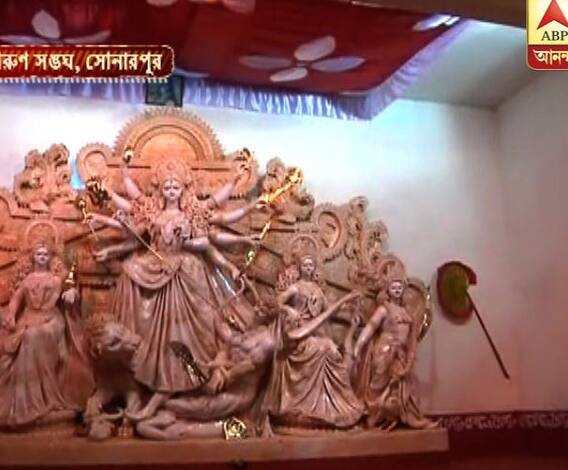 রাজপুর নবারুণ সংঘের মণ্ডপে পুরানো মন্দিরের আদল