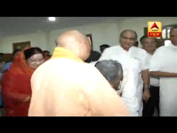 છત્તીસગઢના CM પોતાનાથી 20 વર્ષ નાના ભાજપના કયા CMને પગે લાગ્યા? જુઓ વીડિયો
