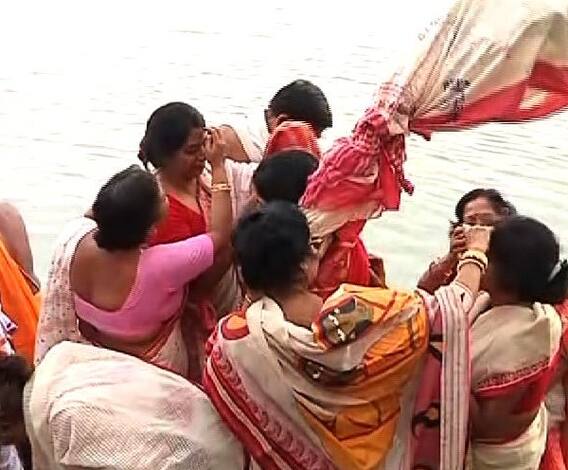 বাগবাজারের গঙ্গার ঘাটে স্নান করানো হল সল্টলেকের এবি ব্লকের নবপত্রিকা, মণ্ডপে নিয়ে যাওয়ার পর প্রাণ প্রতিষ্ঠা করে শুরু হবে পুজো