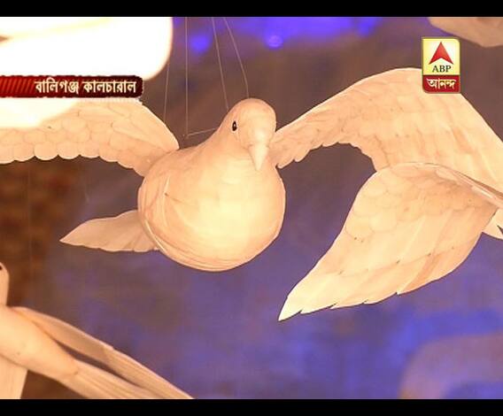 বালিগঞ্জ কালচারালের পুজো মণ্ডপে সূক্ষ্ম শোলার কাজের ছোঁয়া