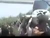 विमान को कंधे पर उठाने वाली भीड़ का वायरल सच