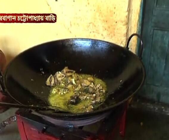 নবমীতে চোরবাগানের চট্টোপাধ্যায় পরিবারে ভোগ রান্নার দায়িত্বে পুরুষ সদস্যরা