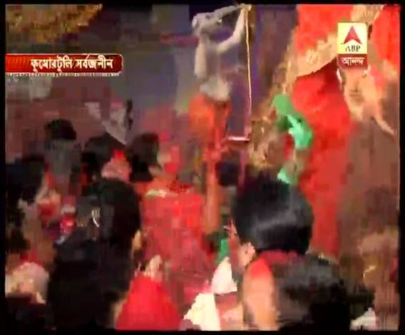 শারদ আনন্দ: কুমোরটুলি সর্বজনীনে দশমীর দিনে মন খারাপ ভুলে সিঁদুর খেলায় মেতে উঠলেন পাড়ার মহিলারা। 