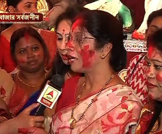 শারদ আনন্দ: বাগবাজার সর্বজনীনে সিঁদুর খেলায় মেতে উঠলেন শশী পাঁজা, বললেন, মায়ের টানে আসি