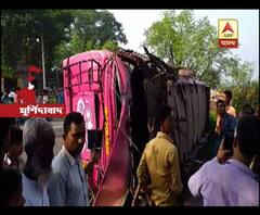 মুর্শিদাবাদের বহরমপুরে নিয়ন্ত্রণ হারিয়ে উল্টে গেল বাস, আহত ৭