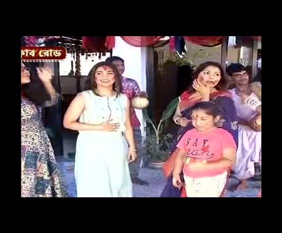 শারদ আনন্দ: বাড়ির পুজোয় সিঁদুর খেলায় মাতলেন অভিনেত্রী ইন্দ্রাণী দত্ত ও তাঁর কন্যা রাজনন্দিনী। এবিপি আনন্দকে কী বললেন, শুনে নেব...