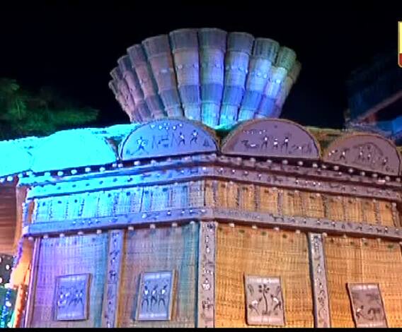 তালতলা লর্ডপাড়া সর্বজনীন দুর্গোত্‍সবের পুজোর পরতে পরতে সাবেকিয়ানার ছোঁয়া, উৎসবে সামিল আট থেকে আশি